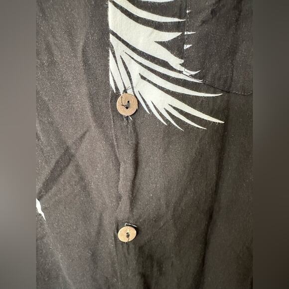 𝅺Sunny Island Hawaiian Beach Men shirt Size Small Black White 100% Rayon floral - Picture 4 of 8